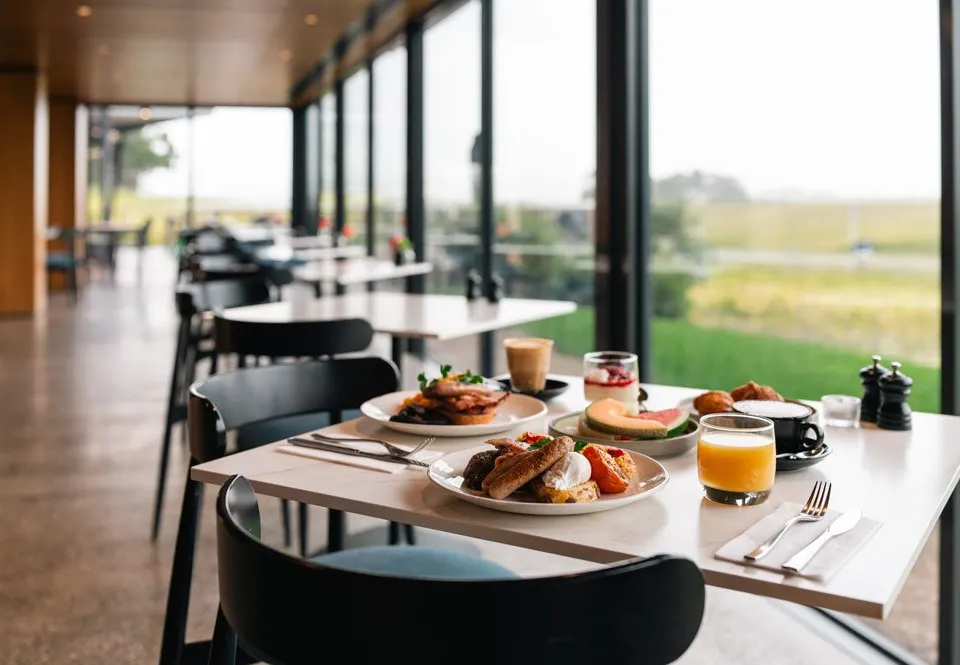 Breakfast at Restaurant 1309 with vineyard views