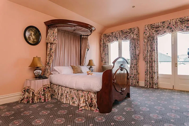 The Yering Suite with antique half-tester bed