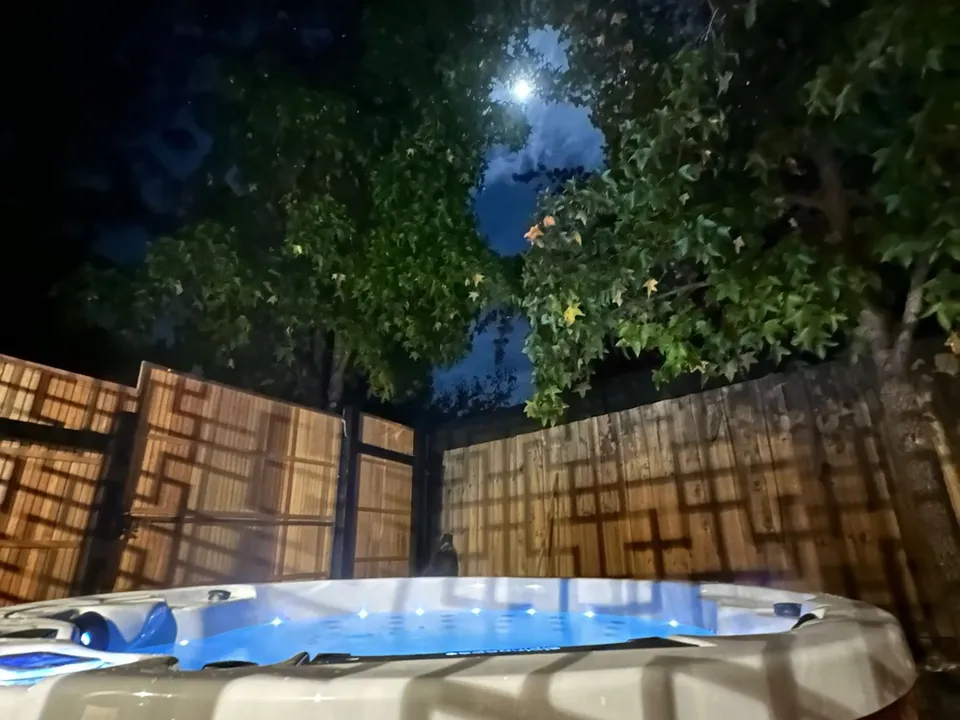 Magnesium-rich hydromassage spa under the stars